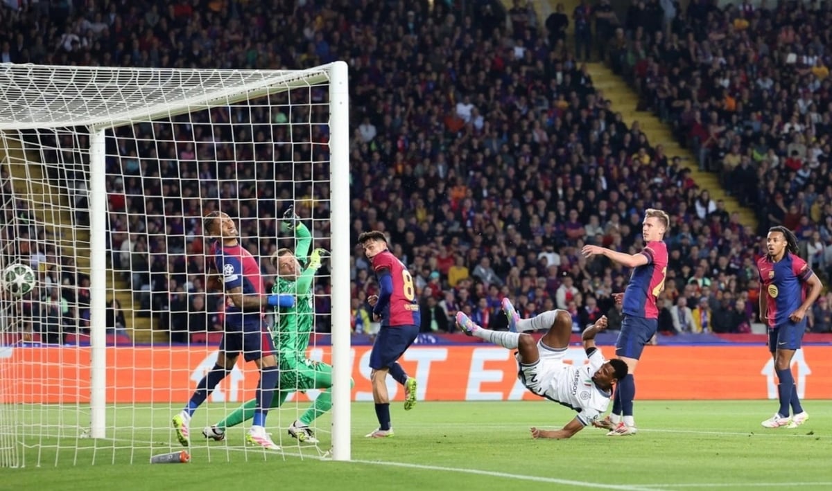 Denzel Dumfries (áo trắng) quăng người vô-lê, nâng tỷ số lên 2-0 cho Inter trong trận hòa Barca 3-3. Ảnh: Getty. Denzel Dumfries (áo trắng) quăng người vô-lê, nâng tỷ số lên 2-0 cho Inter trong trận hòa Barca 3-3. Ảnh: Getty.