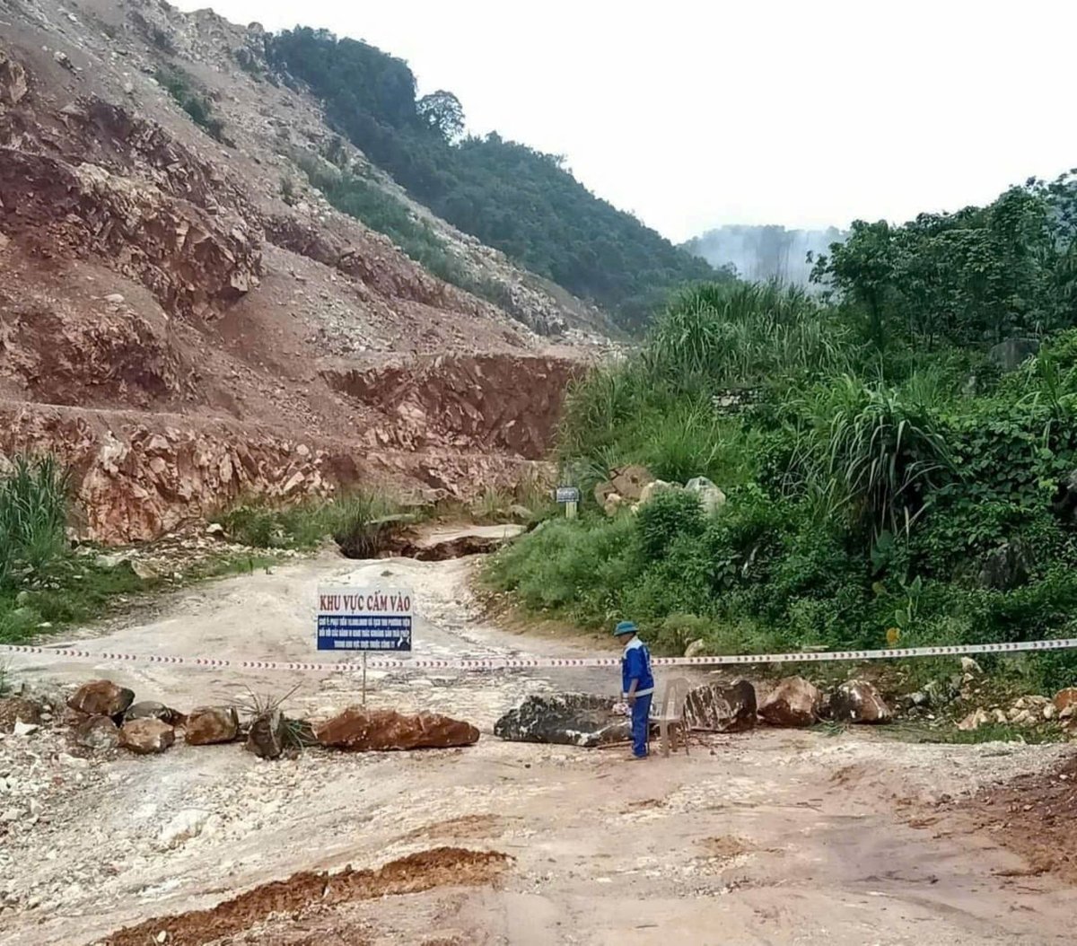 Vào hang mót quặng tại một khu vực mỏ đã khiến chị T. bị tai nạn từ vong. Ảnh: Đình Tiệp. Vào hang mót quặng tại một khu vực mỏ đã khiến chị T. bị tai nạn từ vong. Ảnh: Đình Tiệp.