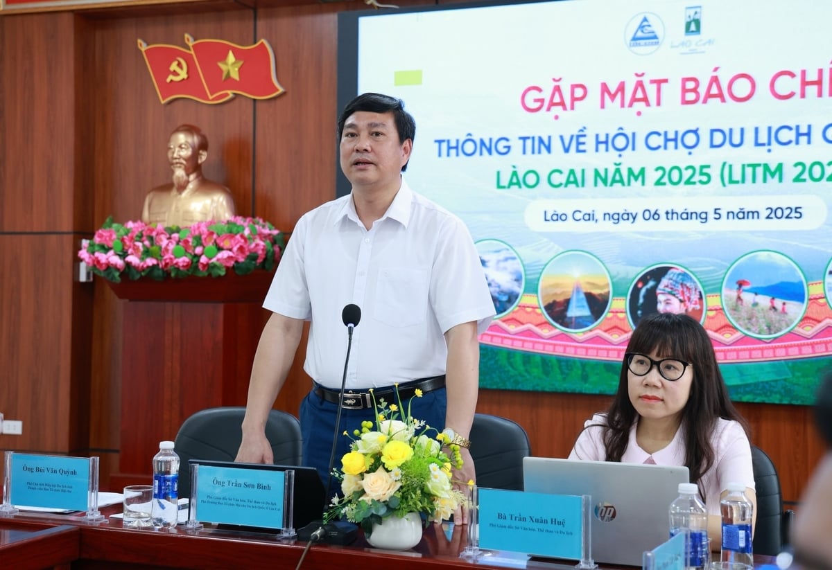Ông Trần Sơn Bình, Phó Giám đốc Sở Văn hoá, Thể thao và Du lịch tỉnh Lào Cai thông tin về hội chợ. Ảnh: Bích Hợp. Ông Trần Sơn Bình, Phó Giám đốc Sở Văn hoá, Thể thao và Du lịch tỉnh Lào Cai thông tin về hội chợ. Ảnh: Bích Hợp.
