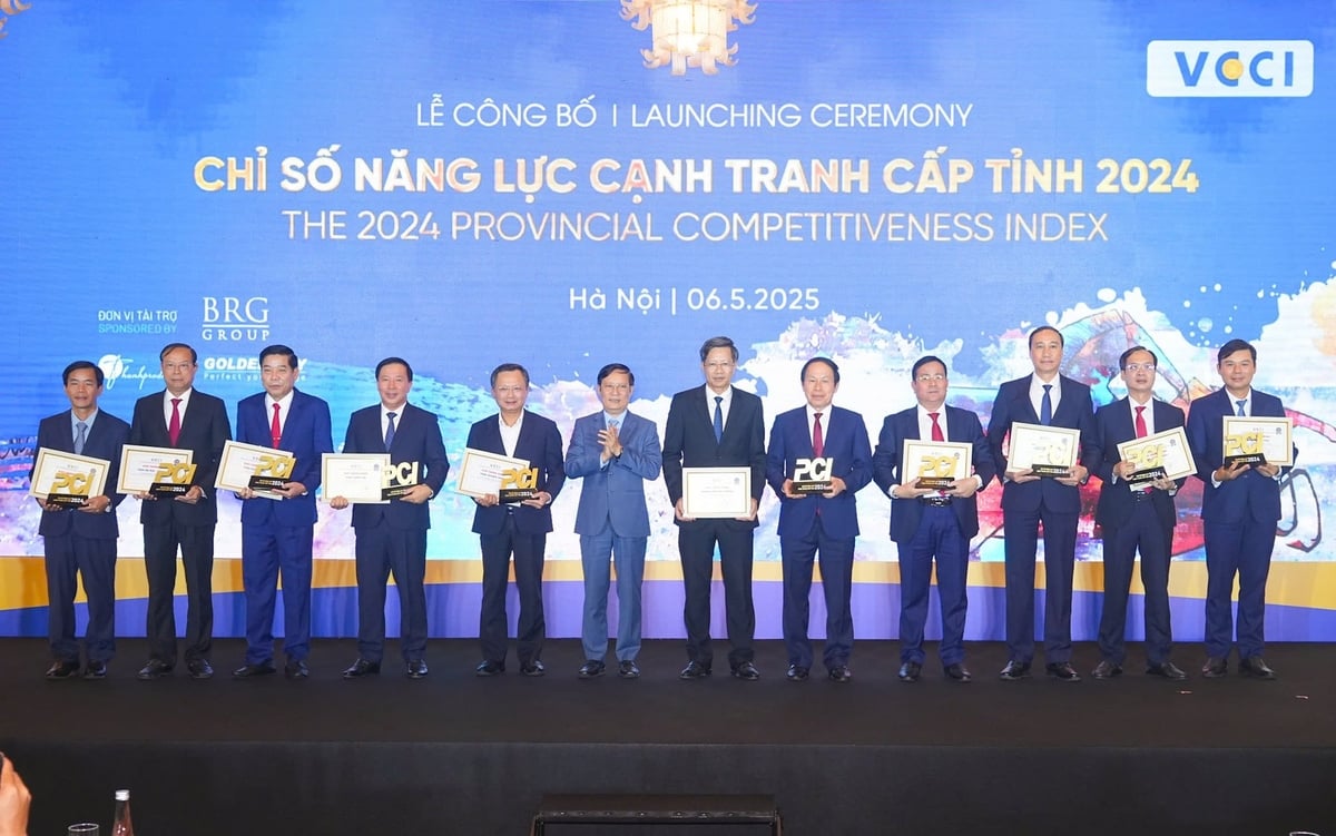 Ông Lê Tiến Châu - Bí thư Thành ủy Hải Phòng (thứ 5 từ phải sang) và ông Lê Anh Quân (thứ 6 từ phải sang) - Phó Chủ tịch UBND TP Hải Phòng đại diện cho TP Hải Phòng tại buổi lễ công bố sáng 6/5 tại Hà Nội. Ảnh: Đàm Thanh. Ông Lê Tiến Châu - Bí thư Thành ủy Hải Phòng (thứ 5 từ phải sang) và ông Lê Anh Quân (thứ 6 từ phải sang) - Phó Chủ tịch UBND TP Hải Phòng đại diện cho TP Hải Phòng tại buổi lễ công bố sáng 6/5 tại Hà Nội. Ảnh: Đàm Thanh.