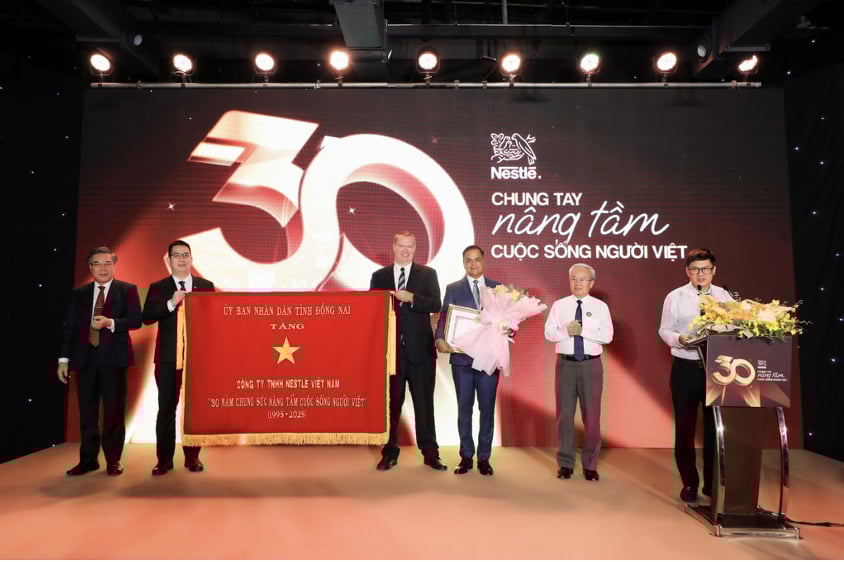 Tại lễ kỷ niệm 30 năm thành lập, lãnh đạo tỉnh Đồng Nai đã trao tặng bằng khen và bức trướng '30 năm chung sức nâng tầm cuộc sống người Việt', ghi nhận sự đồng hành bền bỉ của Nestlé. Ảnh: Xuân Phương. Tại lễ kỷ niệm 30 năm thành lập, lãnh đạo tỉnh Đồng Nai đã trao tặng bằng khen và bức trướng '30 năm chung sức nâng tầm cuộc sống người Việt', ghi nhận sự đồng hành bền bỉ của Nestlé. Ảnh: Xuân Phương.
