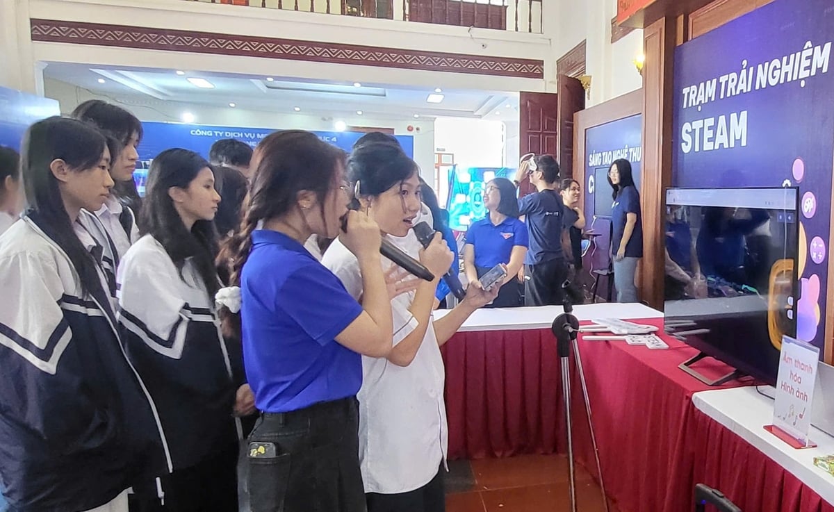 Học sinh trải nghiệm âm thanh hóa hình ảnh. Ảnh: Trần Hương. Học sinh trải nghiệm âm thanh hóa hình ảnh. Ảnh: Trần Hương.