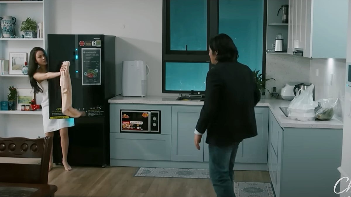 Lại đúng lúc chủ nhà vừa tắm xong, chỉ quấn chiếc khăn bước ra. Ảnh CMH Lại đúng lúc chủ nhà vừa tắm xong, chỉ quấn chiếc khăn bước ra. Ảnh CMH