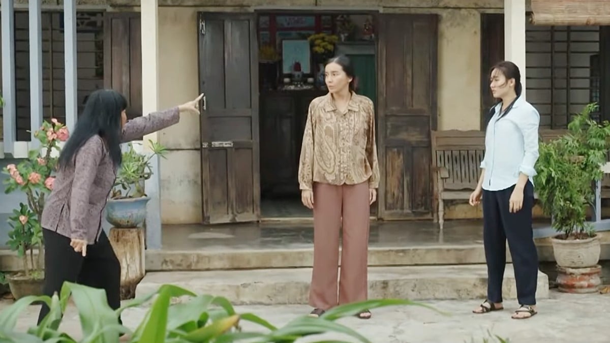 Huệ lao vào can thì bị vạ lây. Ảnh CMH Huệ lao vào can thì bị vạ lây. Ảnh CMH