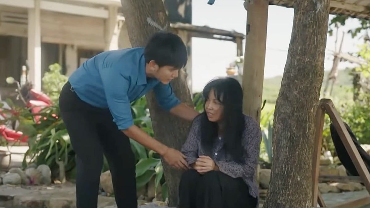 Quân sang tìm Lụa nhưng chỉ thấy bà Hậu ngồi một mình. Ảnh CMH Quân sang tìm Lụa nhưng chỉ thấy bà Hậu ngồi một mình. Ảnh CMH