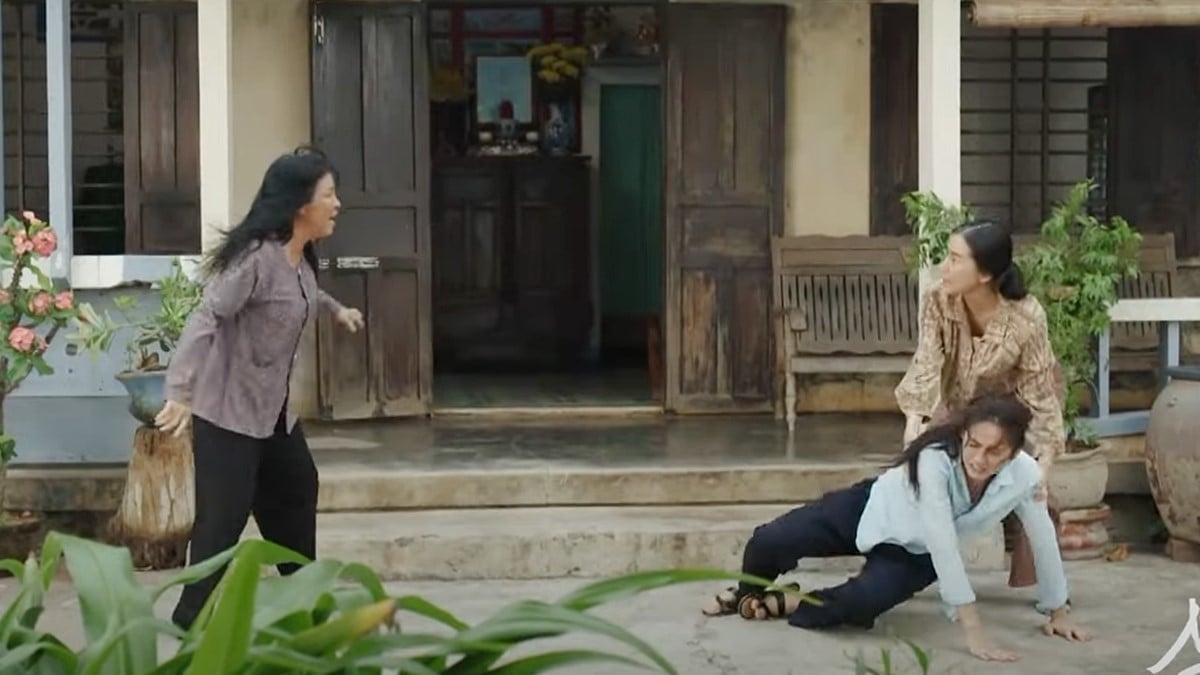 Còn khiến Lụa bị bà Hậu đẩy ngã. Ảnh CMH Còn khiến Lụa bị bà Hậu đẩy ngã. Ảnh CMH