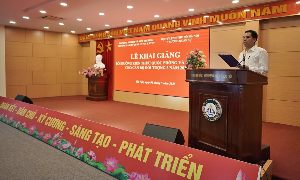 TS Trần Ngọc Hùng, Trưởng phòng Đào tạo, Trường Cán bộ Quản lý Nông nghiệp & PTNT đọc quyết định mở lớp. Ảnh: Bảo Thắng. TS Trần Ngọc Hùng, Trưởng phòng Đào tạo, Trường Cán bộ Quản lý Nông nghiệp & PTNT đọc quyết định mở lớp. Ảnh: Bảo Thắng.
