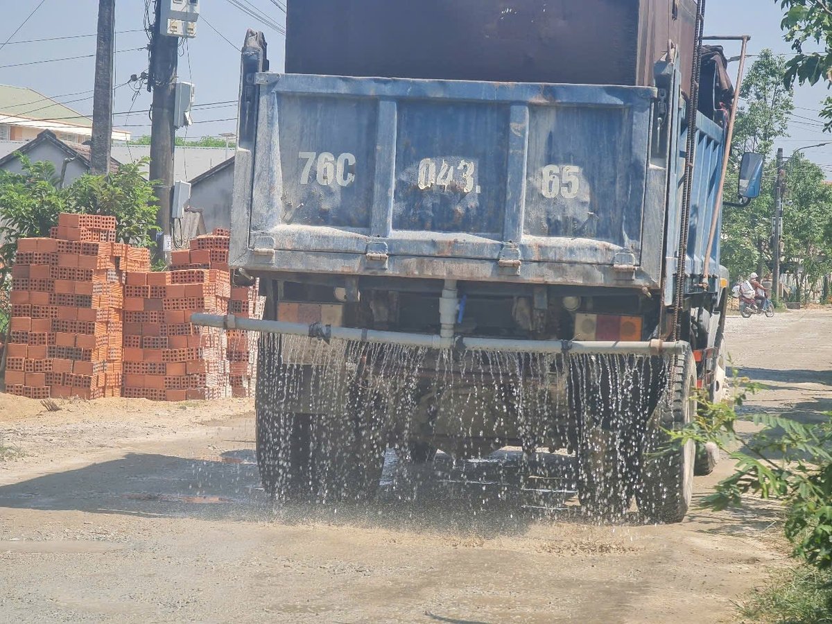 Dù chủ đầu tư thường xuyên cho xe tưới nước trên các tuyến đường nhưng bụi, bùn vẫn ảnh hưởng đến đời sống, sinh hoạt của người dân dọc tuyến đường. Ảnh: Văn Hà. Dù chủ đầu tư thường xuyên cho xe tưới nước trên các tuyến đường nhưng bụi, bùn vẫn ảnh hưởng đến đời sống, sinh hoạt của người dân dọc tuyến đường. Ảnh: Văn Hà.