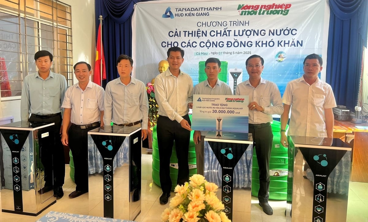 Đại diện Báo Nông nghiệp và Môi trường cùng Tập đoàn Tân Á Đại Thành trao tặng bồn nước và máy lọc nước tại tỉnh Cà Mau. Ảnh: Trọng Linh. Đại diện Báo Nông nghiệp và Môi trường cùng Tập đoàn Tân Á Đại Thành trao tặng bồn nước và máy lọc nước tại tỉnh Cà Mau. Ảnh: Trọng Linh.