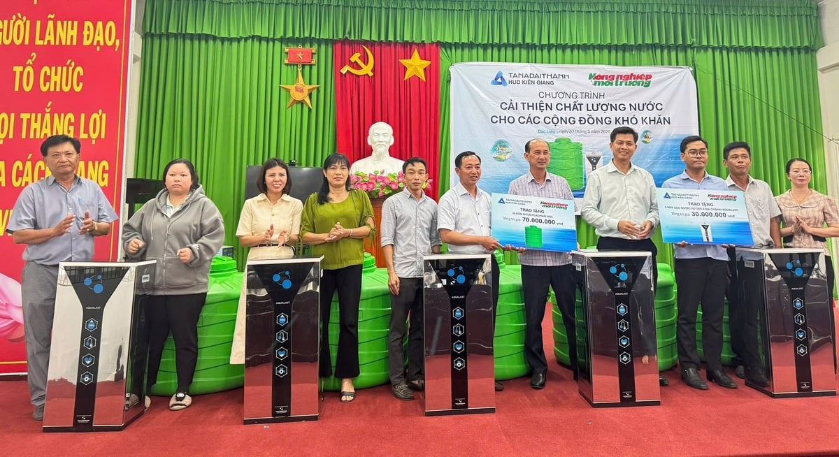 Chương trình trao bồn nước tại xã Long Điền, huyện Đông Hải, tỉnh Bạc Liêu chiều 7/5. Ảnh: Trọng Linh. Chương trình trao bồn nước tại xã Long Điền, huyện Đông Hải, tỉnh Bạc Liêu chiều 7/5. Ảnh: Trọng Linh.