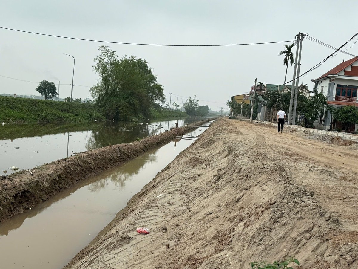 Phần lề, mặt đường ở trong khu dân cư được Liên danh nhà thầu sử dụng cát san lấp để thi công. Ảnh: SH. Phần lề, mặt đường ở trong khu dân cư được Liên danh nhà thầu sử dụng cát san lấp để thi công. Ảnh: SH.