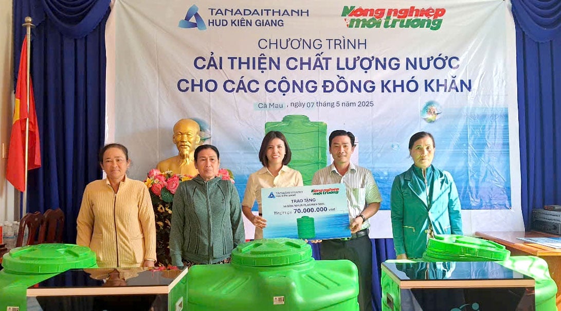 Bà Bùi Thị Xuân, Trưởng ban quan hệ công chúng Tập đoàn Tân Á Đại Thành trao bồn nước cho các hộ dân tại xã Khánh Lâm, huyện U Minh, tỉnh Cà Mau sáng 7/5. Ảnh: Trọng Linh. Bà Bùi Thị Xuân, Trưởng ban quan hệ công chúng Tập đoàn Tân Á Đại Thành trao bồn nước cho các hộ dân tại xã Khánh Lâm, huyện U Minh, tỉnh Cà Mau sáng 7/5. Ảnh: Trọng Linh.