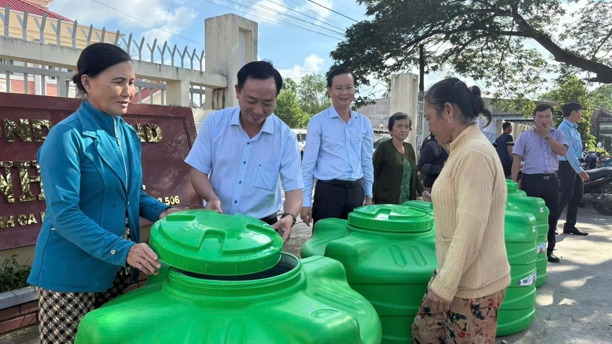 Ông Nguyễn Ngọc Thắng, Trưởng Văn phòng Báo Nông nghiệp và Môi trường Văn phòng ĐBSCL tặng bồn nước cho các hộ dân tại xã Khánh Lâm, huyện U Minh. Ảnh: Trọng Linh. Ông Nguyễn Ngọc Thắng, Trưởng Văn phòng Báo Nông nghiệp và Môi trường Văn phòng ĐBSCL tặng bồn nước cho các hộ dân tại xã Khánh Lâm, huyện U Minh. Ảnh: Trọng Linh.