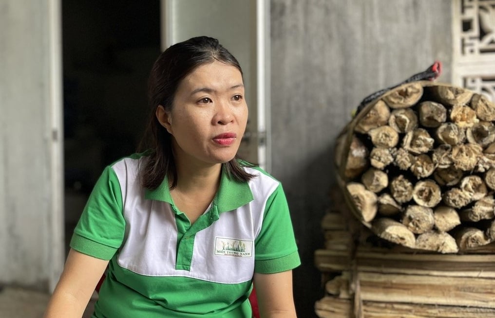 Chị Nguyễn Thị Thu Thủy chia sẻ về hành trình vực dậy nghề truyền thống. Ảnh: Văn Hà.