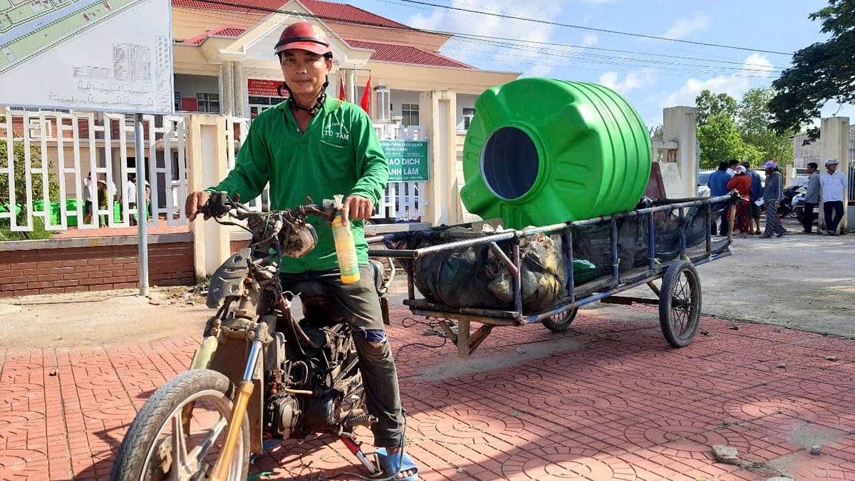 Người dân sử dụng xe kéo để chở bồn. Ảnh: Trọng Linh. Người dân sử dụng xe kéo để chở bồn. Ảnh: Trọng Linh.