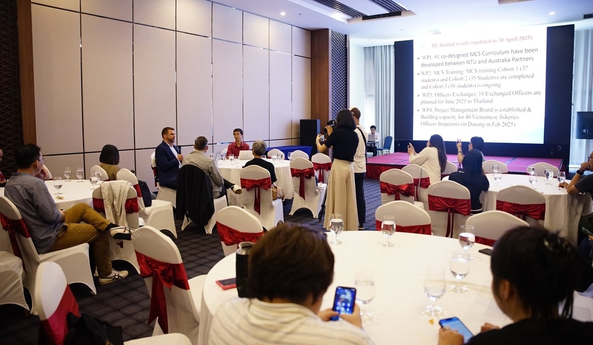 Briefing journalists on the training course before connecting them with the trainees. Photo: Linh Linh.