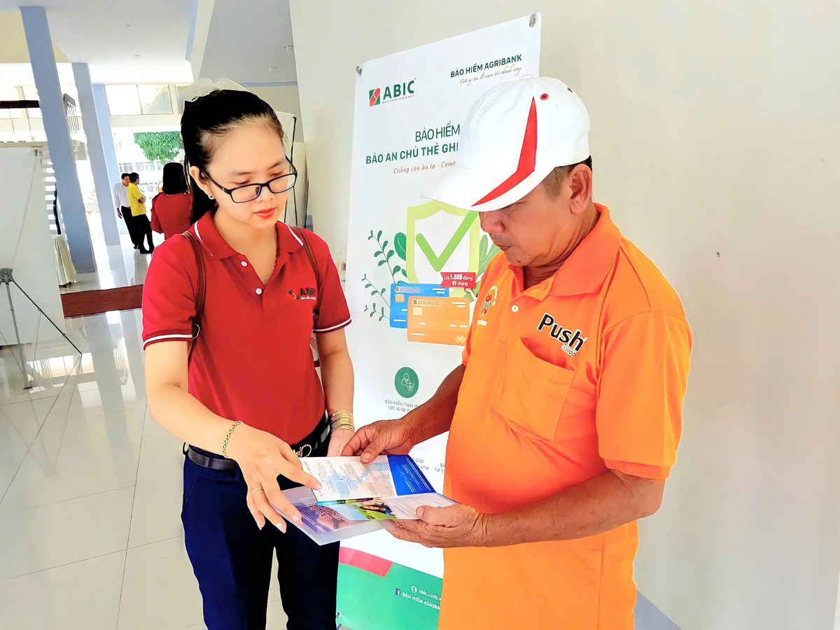Bảo hiểm Agribank có mặt khắp nơi thông qua kênh phân phối gồm 2.300 phòng giao dịch của Agribank và hơn 30.000 đại lý viên trên toàn quốc. Ảnh: ABIC. Bảo hiểm Agribank có mặt khắp nơi thông qua kênh phân phối gồm 2.300 phòng giao dịch của Agribank và hơn 30.000 đại lý viên trên toàn quốc. Ảnh: ABIC.