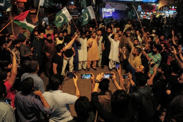 Những dân Pakistan hô vang khẩu hiệu chống Ấn Độ trong một cuộc biểu tình lên án các cuộc tấn công bằng tên lửa của Ấn Độ. Ảnh: Pervez Masih. Những dân Pakistan hô vang khẩu hiệu chống Ấn Độ trong một cuộc biểu tình lên án các cuộc tấn công bằng tên lửa của Ấn Độ. Ảnh: Pervez Masih.