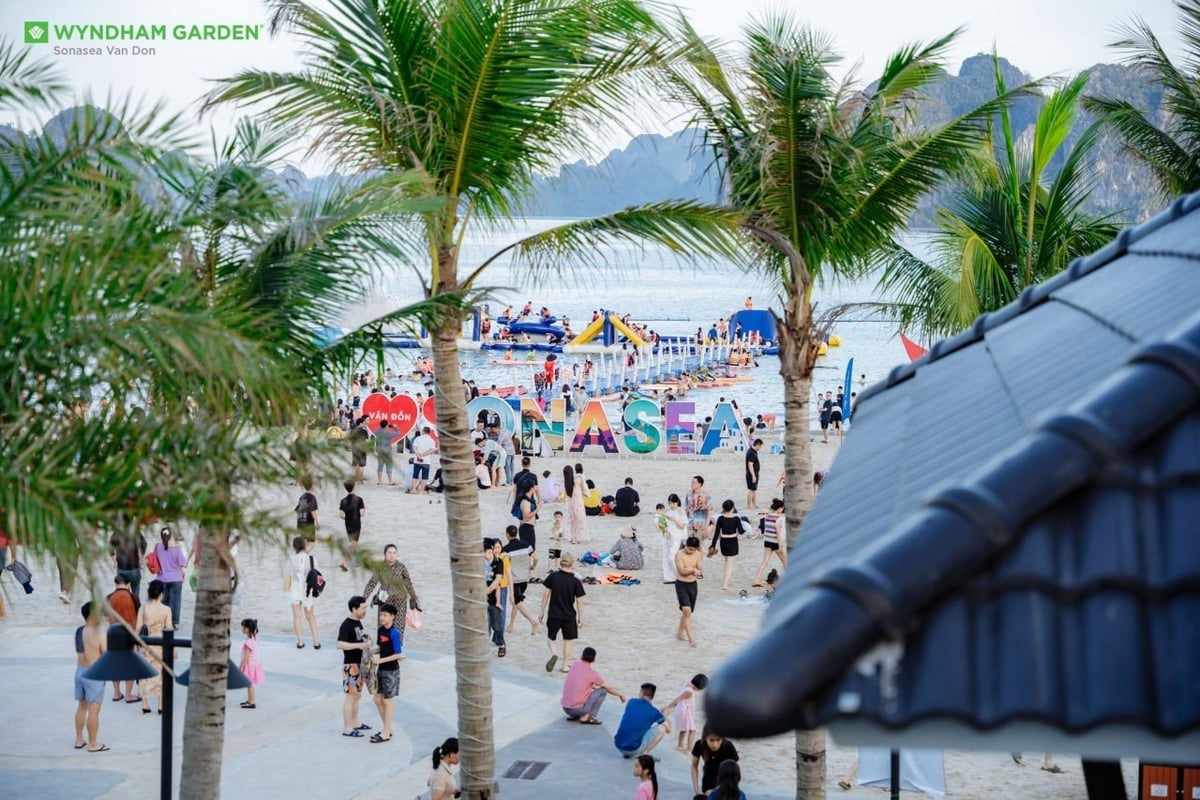 Kỳ nghỉ lễ 30/4–1/5/2025, Sonasea Vân Đồn Harbor City đón gần 11.000 lượt khách. Ảnh: CEO Group. Kỳ nghỉ lễ 30/4–1/5/2025, Sonasea Vân Đồn Harbor City đón gần 11.000 lượt khách. Ảnh: CEO Group.