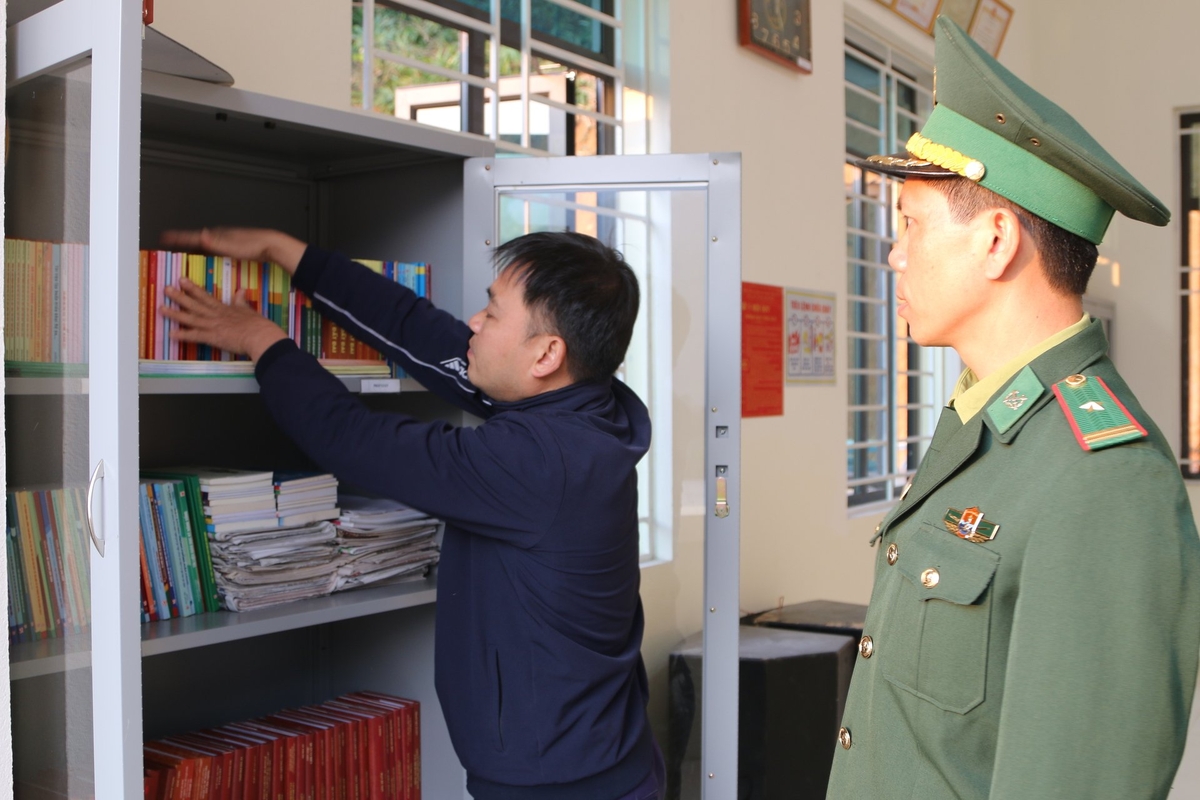 Nhà văn hóa ở các bản thực hiện Mô hình điểm 'Bản sáng vùng biên' đều được trang bị tủ sách pháp luật. Ảnh: Thanh Tâm.