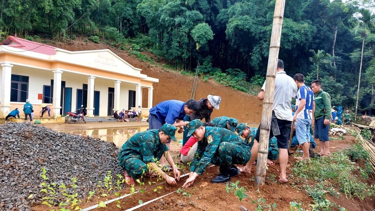 Huy động nhân dân cùng chỉnh trang khuôn viên nhà văn hóa bản Chiềng Căm, xã Hiền Kiệt, huyện Quan Hóa. Ảnh: Thanh Tâm.