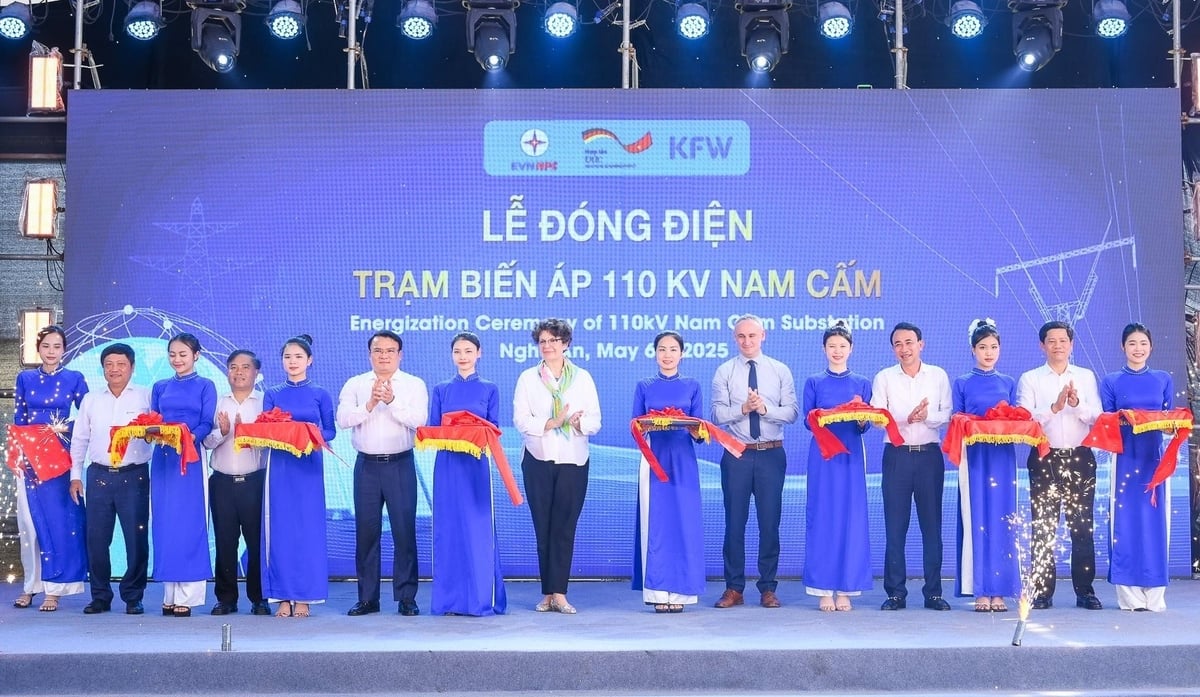 Các đại biểu cắt băng khánh thành và đóng điện trạm biến áp 110kV Nam Cấm, tỉnh Nghệ An. Ảnh: EVNNPC. Các đại biểu cắt băng khánh thành và đóng điện trạm biến áp 110kV Nam Cấm, tỉnh Nghệ An. Ảnh: EVNNPC.