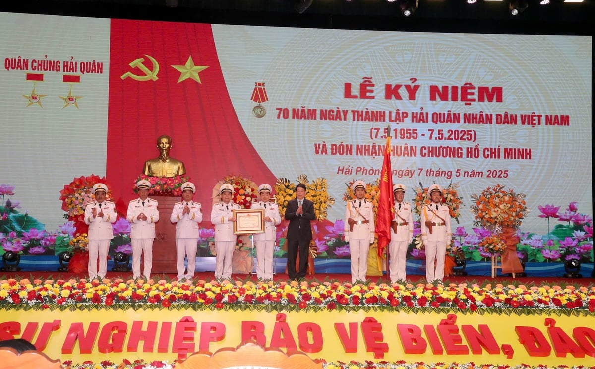 Chủ tịch nước Lương Cường trao Huân chương Hồ Chí Minh tặng Quân chủng Hải quân. Ảnh: Quân chủng Hải quân. Chủ tịch nước Lương Cường trao Huân chương Hồ Chí Minh tặng Quân chủng Hải quân. Ảnh: Quân chủng Hải quân.