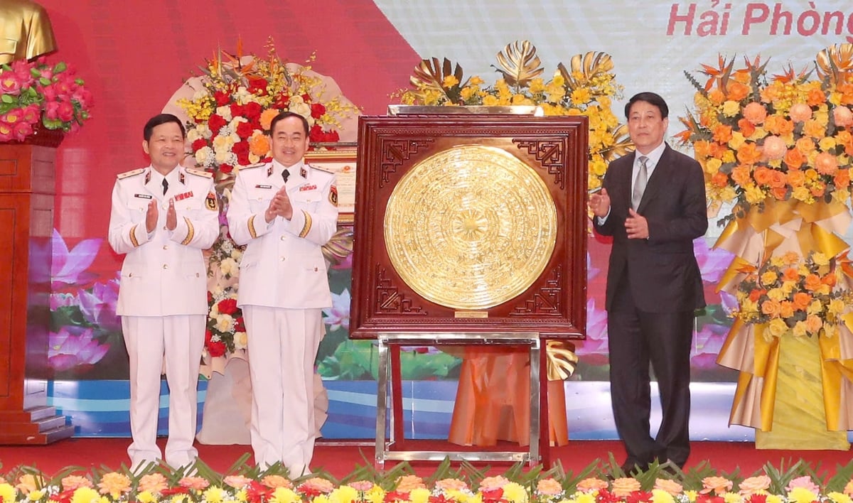 Chủ tịch nước Lương Cường tặng Quân chủng Hải quân quà lưu niệm nhân kỷ niệm 70 năm thành lập. Ảnh: Quân chủng Hải quân. Chủ tịch nước Lương Cường tặng Quân chủng Hải quân quà lưu niệm nhân kỷ niệm 70 năm thành lập. Ảnh: Quân chủng Hải quân.