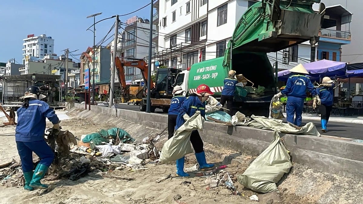 Công nhân Công ty Môi trường Đô thị Cô Tô thu gom rác thải, làm cho môi trường huyện đảo luôn sạch sẽ. Ảnh: Nguyên Vũ. Công nhân Công ty Môi trường Đô thị Cô Tô thu gom rác thải, làm cho môi trường huyện đảo luôn sạch sẽ. Ảnh: Nguyên Vũ.