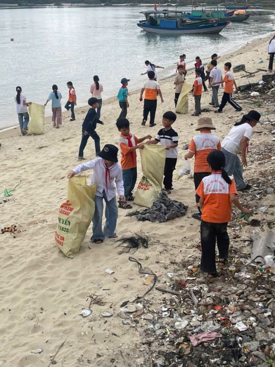 Môi trường huyện đảo Cô Tô trở nên sạch sẽ có sự đóng góp công sức của cán em học sinh trên đảo tham gia nhặt rác, làm vệ sinh bãi biển. Ảnh Nguyên Vũ. Môi trường huyện đảo Cô Tô trở nên sạch sẽ có sự đóng góp công sức của cán em học sinh trên đảo tham gia nhặt rác, làm vệ sinh bãi biển. Ảnh Nguyên Vũ.