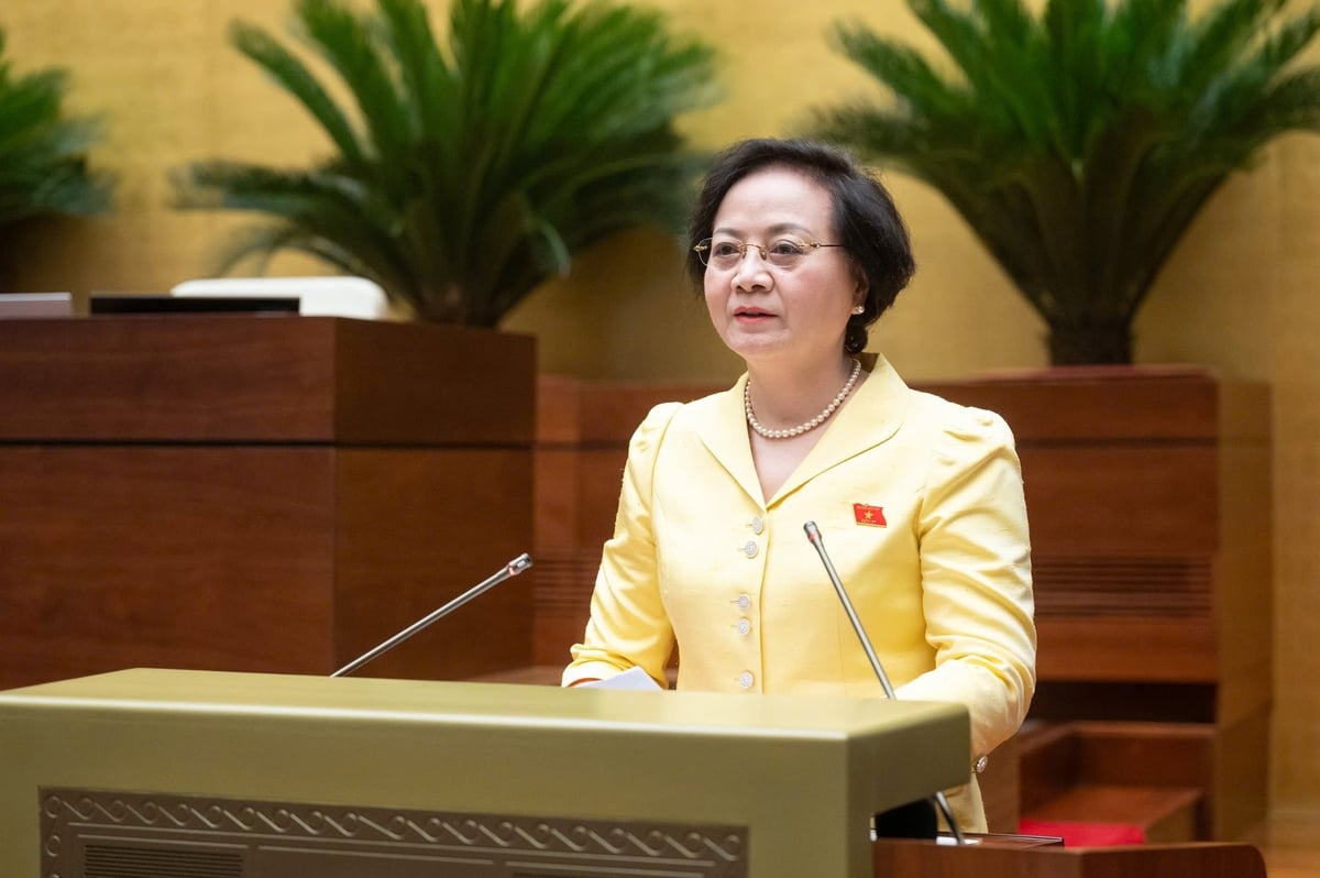 Bộ trưởng Bộ Nội vụ Phạm Thị Thanh Trà trình bày tờ trình. Ảnh: Phạm Thắng.