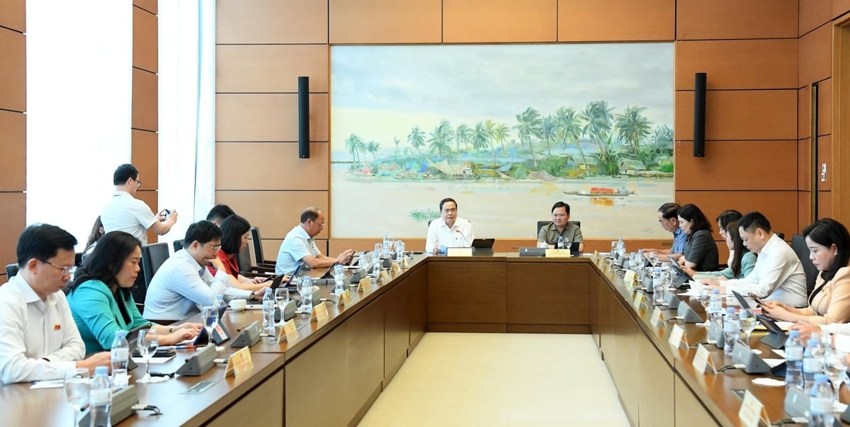 Quang cảnh thảo luận Tổ 13. Ảnh: Lâm Hiển. Quang cảnh thảo luận Tổ 13. Ảnh: Lâm Hiển.