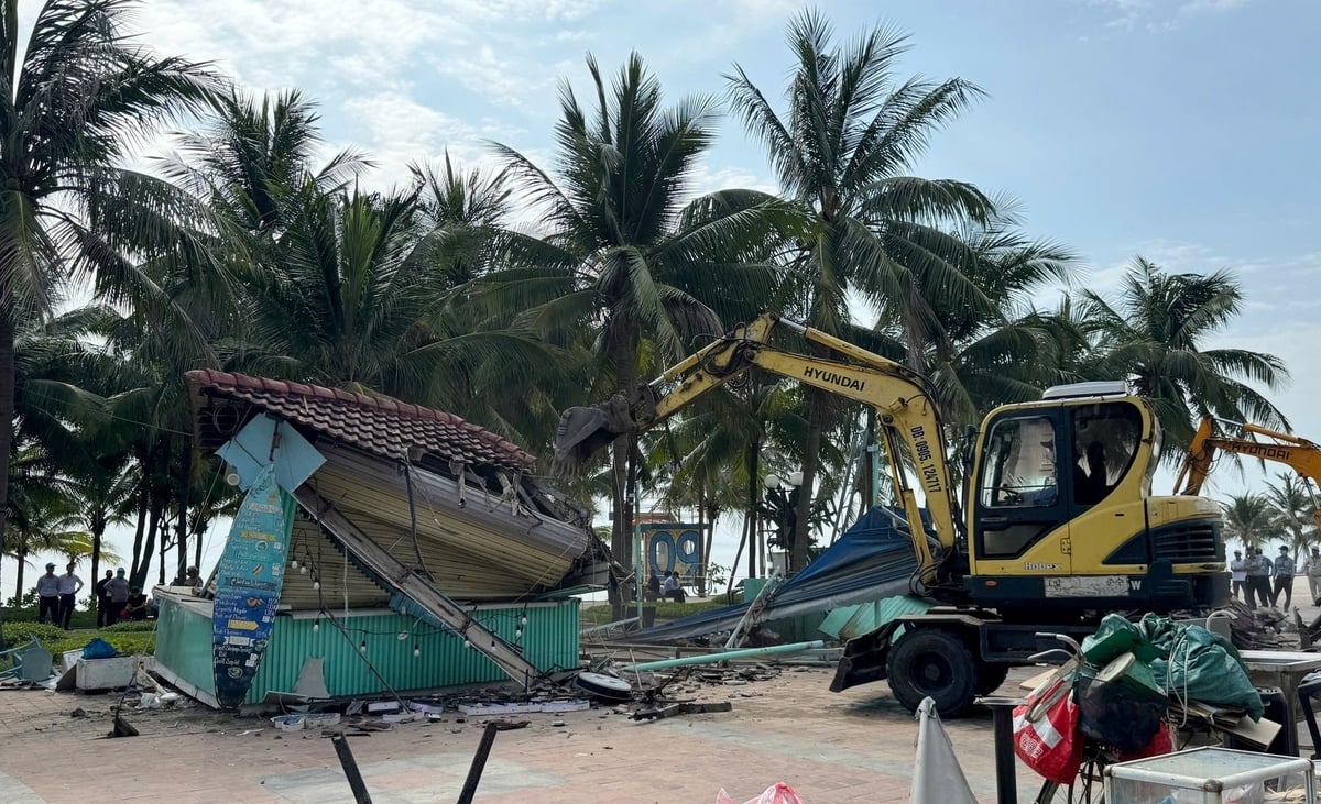 Đà Nẵng tổ chức cưỡng chế các quầy kinh doanh không chấp hành quy định tháo dỡ. Ảnh: Lan Anh. Đà Nẵng tổ chức cưỡng chế các quầy kinh doanh không chấp hành quy định tháo dỡ. Ảnh: Lan Anh.