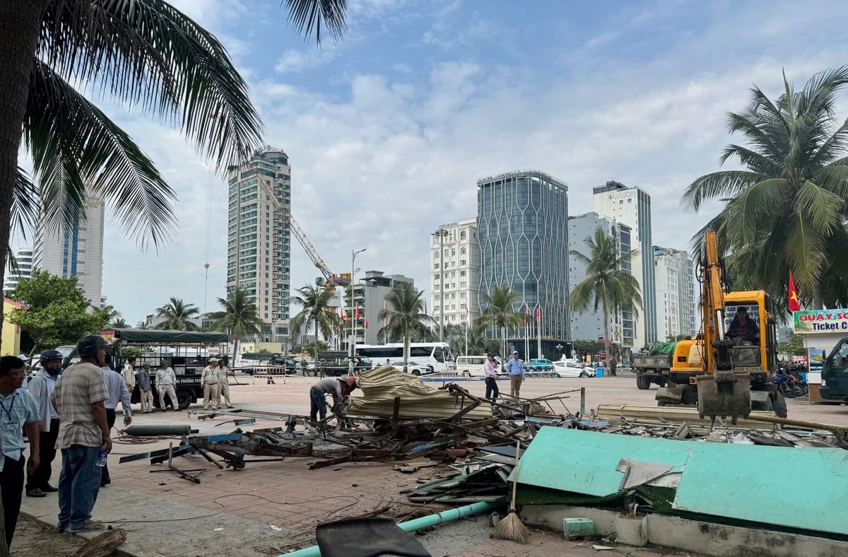 Việc cưỡng chế, tháo dỡ các ki-ốt dự kiến thực hiện xong trong ngày 7/5. Ảnh: Lan Anh. Việc cưỡng chế, tháo dỡ các ki-ốt dự kiến thực hiện xong trong ngày 7/5. Ảnh: Lan Anh.
