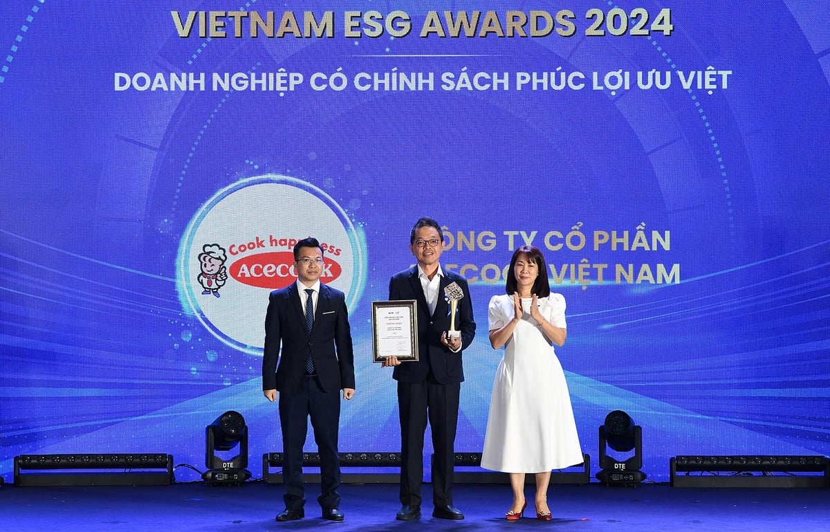 Đại diện Acecook Việt Nam nhận giải thưởng 'Doanh nghiệp có chính sách phúc lợi ưu việt' tại Vietnam ESG Awards. Ảnh: Acecook Việt Nam. Đại diện Acecook Việt Nam nhận giải thưởng 'Doanh nghiệp có chính sách phúc lợi ưu việt' tại Vietnam ESG Awards. Ảnh: Acecook Việt Nam.