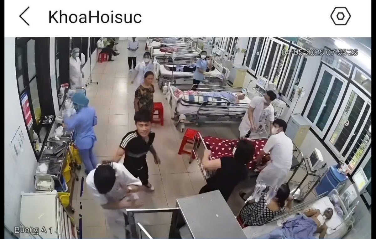 Hình ảnh người nhà bệnh nhân (áo đen) đánh nam điều dưỡng viên Bệnh viện Đa khoa tỉnh Nam Định. Ảnh: Cắt từ clip. Hình ảnh người nhà bệnh nhân (áo đen) đánh nam điều dưỡng viên Bệnh viện Đa khoa tỉnh Nam Định. Ảnh: Cắt từ clip.