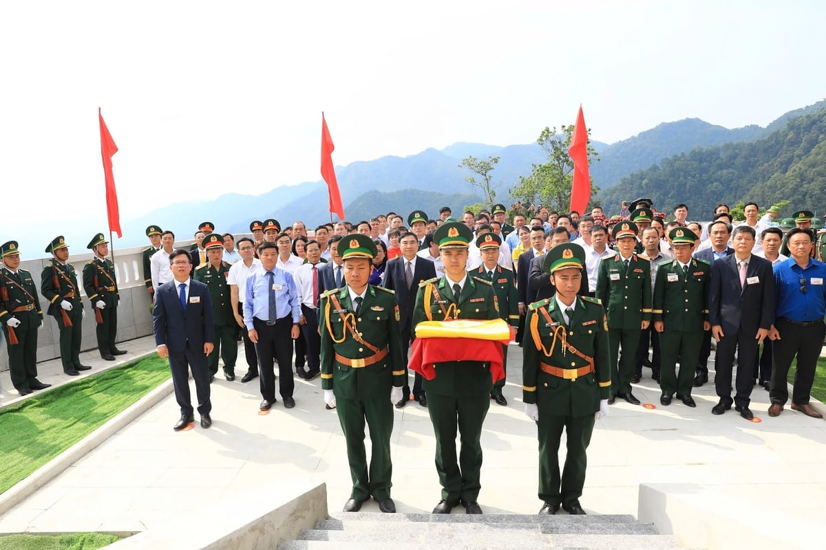 Chuẩn bị Hồng kỳ. Ảnh: Trần Hương. Chuẩn bị Hồng kỳ. Ảnh: Trần Hương.