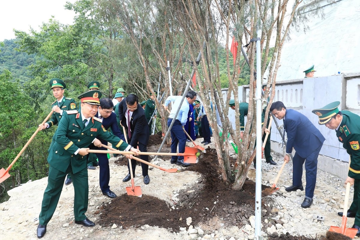Các đại biểu trồng cây trong khuôn viên công trình. Ảnh: Trần Hương. Các đại biểu trồng cây trong khuôn viên công trình. Ảnh: Trần Hương.
