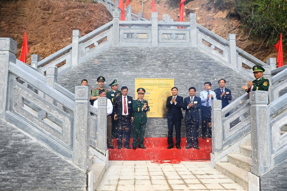 Đại biểu thực hiện nghi thức gắn biển công trình Cột cờ A Pa Chải. Ảnh: Xuân Tư. Đại biểu thực hiện nghi thức gắn biển công trình Cột cờ A Pa Chải. Ảnh: Xuân Tư.