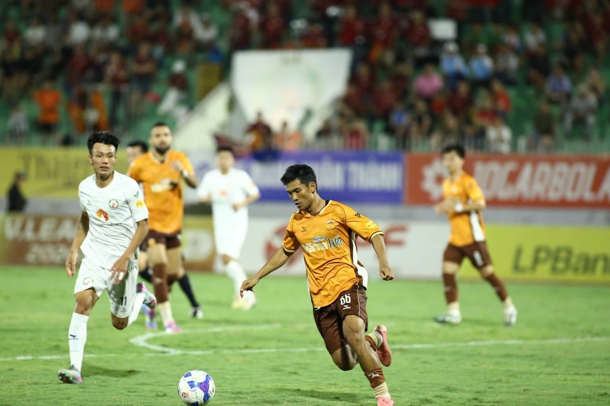Hoàng Anh Gia Lai (áo vàng) gặp khó khăn ở vòng 22, V.League 2024/2025 do có 2 cầu thủ bị 'treo giò'. Ảnh:VPF. Hoàng Anh Gia Lai (áo vàng) gặp khó khăn ở vòng 22, V.League 2024/2025 do có 2 cầu thủ bị 'treo giò'. Ảnh:VPF.