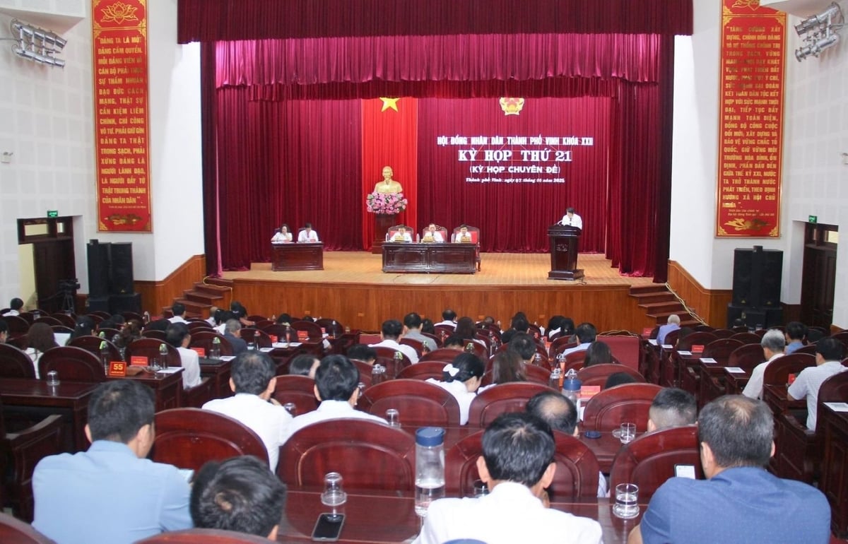 Quang cảnh kỳ họp 21, HĐND thành phố Vinh (tỉnh Nghệ An) khóa XXII, nhiệm kỳ 2021 – 2026 sáng 7/5. Ảnh: BNA. Quang cảnh kỳ họp 21, HĐND thành phố Vinh (tỉnh Nghệ An) khóa XXII, nhiệm kỳ 2021 – 2026 sáng 7/5. Ảnh: BNA.