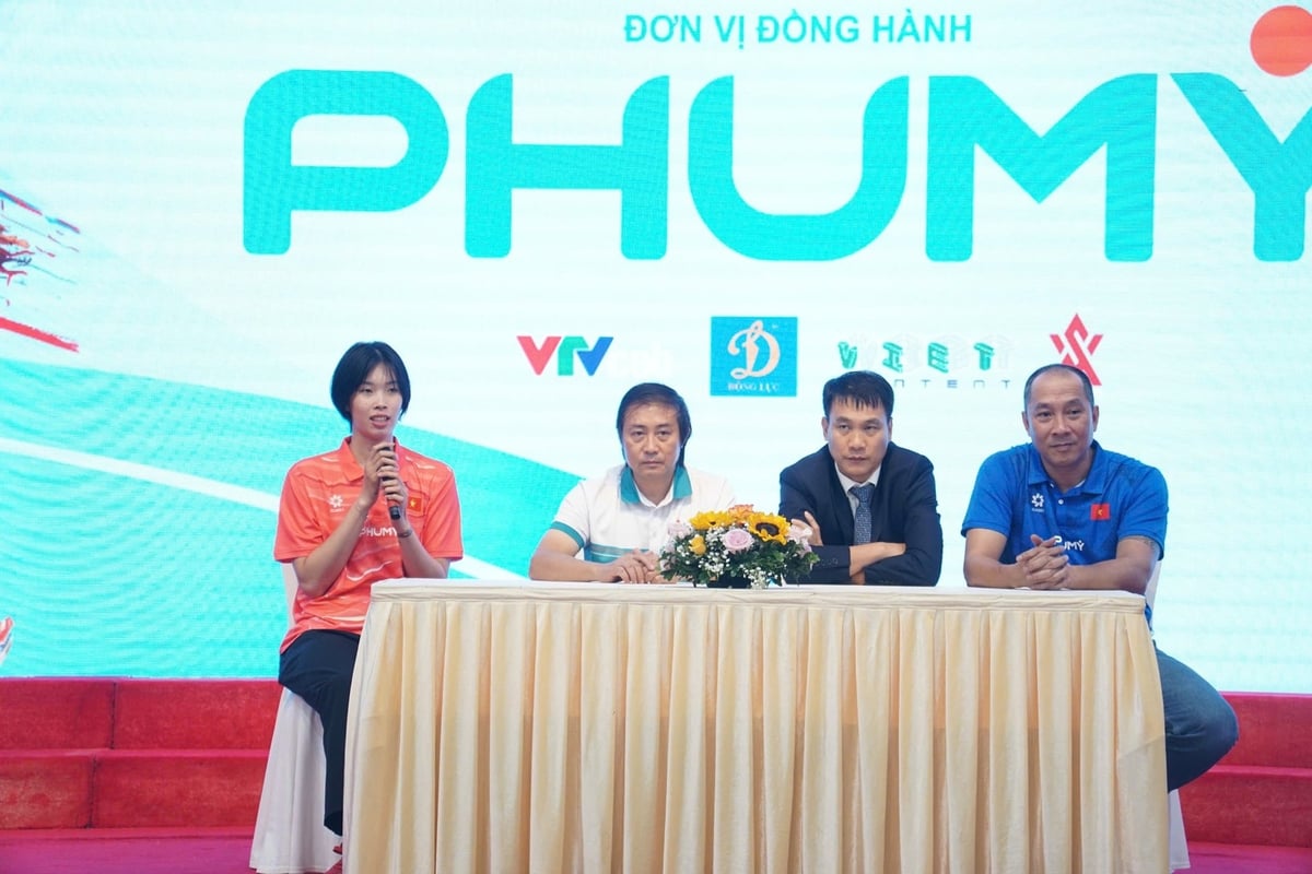 Họp báo công bố Tổng công ty Phân bón và Hóa chất Dầu khí (PVFCCo - Phú Mỹ) là đơn vị đồng hành chính với Đội tuyển Bóng chuyền nữ Việt Nam và ra mắt trang phục thi đấu mới của Đội tuyển. Ảnh: Đình Khôi. Họp báo công bố Tổng công ty Phân bón và Hóa chất Dầu khí (PVFCCo - Phú Mỹ) là đơn vị đồng hành chính với Đội tuyển Bóng chuyền nữ Việt Nam và ra mắt trang phục thi đấu mới của Đội tuyển. Ảnh: Đình Khôi.