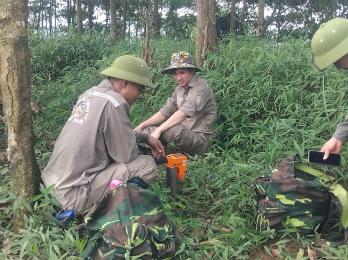 Các chuyên gia đang làm nhiệm vụ điều tra cơ bản về địa chất khoáng sản. Ảnh: MĐ. Các chuyên gia đang làm nhiệm vụ điều tra cơ bản về địa chất khoáng sản. Ảnh: MĐ.