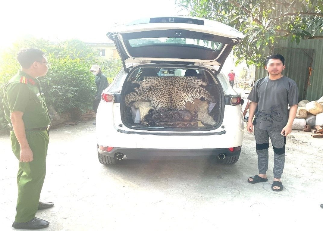 Đối tượng Đặng Hoàng Giang và tang vật. Ảnh: Công an tỉnh Ninh Bình. Đối tượng Đặng Hoàng Giang và tang vật. Ảnh: Công an tỉnh Ninh Bình.