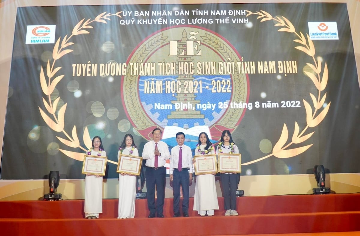 Nam Định vinh danh những học sinh có thành tích xuất sắc của trường THPT chuyên Lê Hồng Phong. Ảnh: Tư liệu. Nam Định vinh danh những học sinh có thành tích xuất sắc của trường THPT chuyên Lê Hồng Phong. Ảnh: Tư liệu.