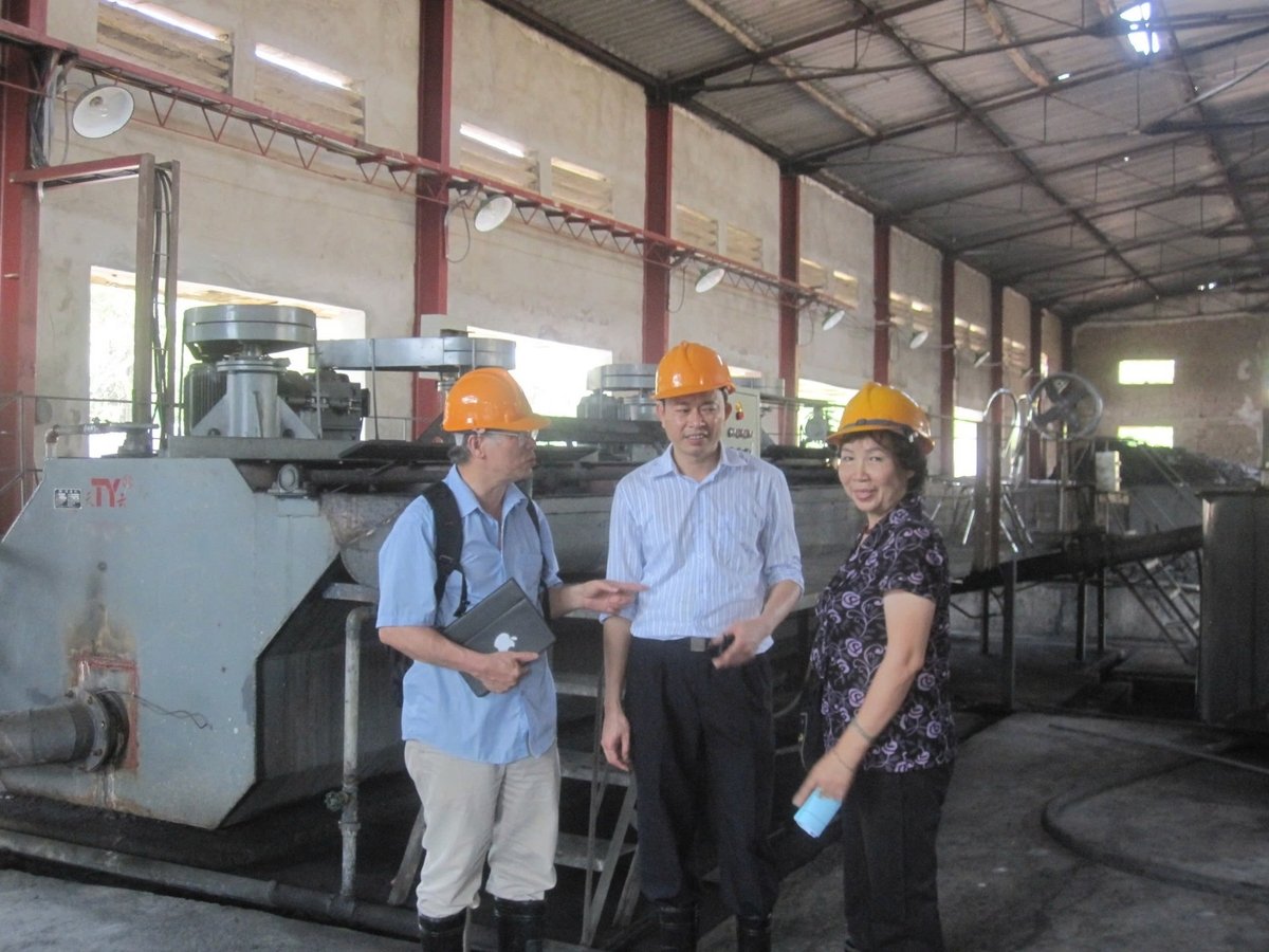 GS.TS Đặng Thị Kim Chi trong một lần khảo sát về môi trường làng nghề. Ảnh: NVCC. GS.TS Đặng Thị Kim Chi trong một lần khảo sát về môi trường làng nghề. Ảnh: NVCC.