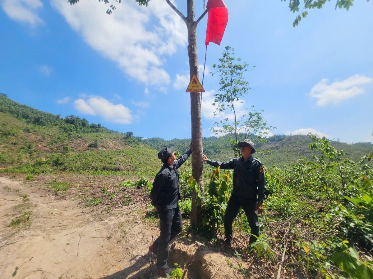 Lắp đặt biển cấm lửa tại những khu vực có nguy cơ cháy cao. Ảnh: Kim Sơ. Lắp đặt biển cấm lửa tại những khu vực có nguy cơ cháy cao. Ảnh: Kim Sơ.