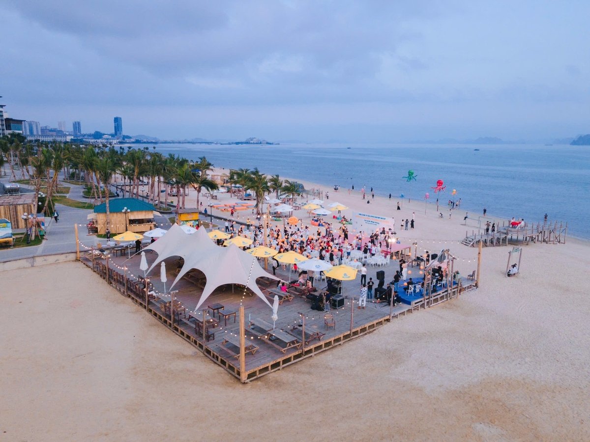 Halong Marina mang đến cho du khách đầy đủ tiện ích từ khách sạn thương hiệu quốc tế, bãi tắm xanh, dịch vụ vui chơi giải trí và ẩm thực, đáp ứng đa dạng nhu cầu của các gia đình đa thế hệ. Ảnh: BIM. Halong Marina mang đến cho du khách đầy đủ tiện ích từ khách sạn thương hiệu quốc tế, bãi tắm xanh, dịch vụ vui chơi giải trí và ẩm thực, đáp ứng đa dạng nhu cầu của các gia đình đa thế hệ. Ảnh: BIM.