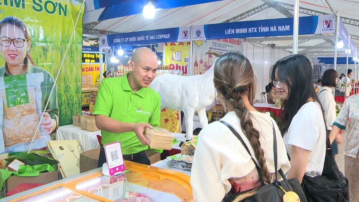 Gian hàng tại Hội chợ Xúc tiến thương mại. Ảnh: Đoàn Phòng.