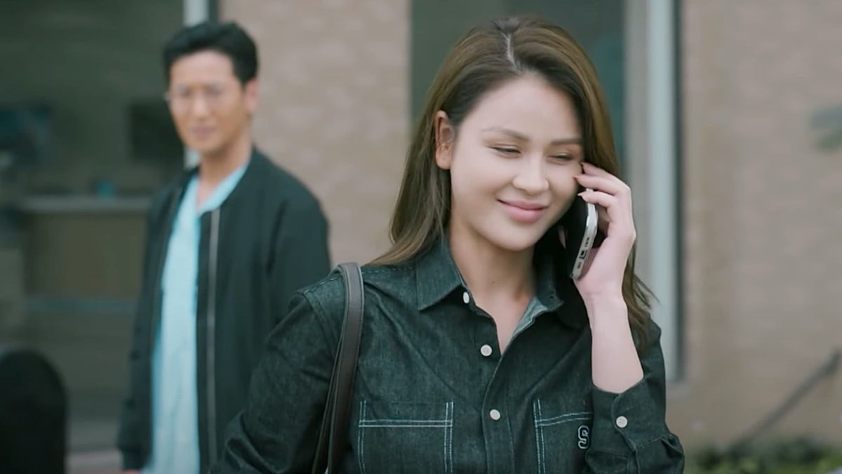 Tuệ Minh tủm tỉm cười khi ông Chính muốn mua cà phê cho cô. Ảnh CMH Tuệ Minh tủm tỉm cười khi ông Chính muốn mua cà phê cho cô. Ảnh CMH